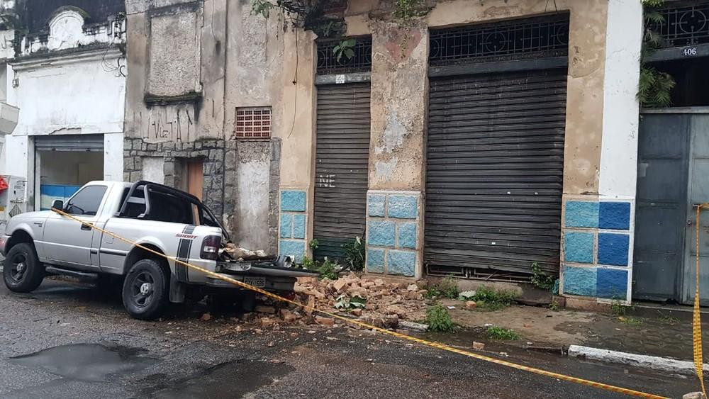 Marquise de prédio abandonado desaba e atinge carro em Santos, SP