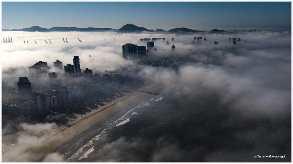 Imagens aéreas mostram nevoeiro que atingiu cidades no litoral de SP